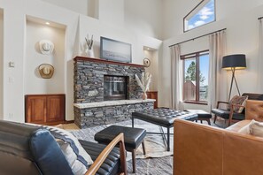 Smart-TV, Kamin, Arbeitsbereiche