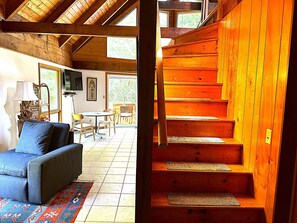 Smart TV, books - Little House in the Woods-Dog Friendly & Beach Pass (Barnstable)