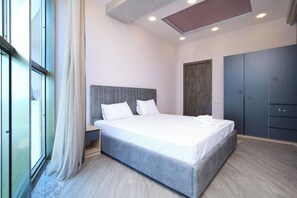 1 dormitori, planxa i posts de planxar, wifi i roba de llit