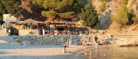 بالقرب من الشاطئ