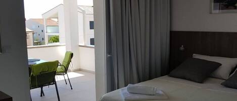 Travel cot, free WiFi