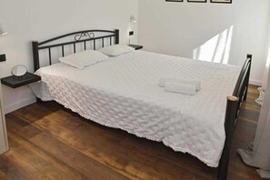 2 bedrooms, iron/ironing board, free WiFi