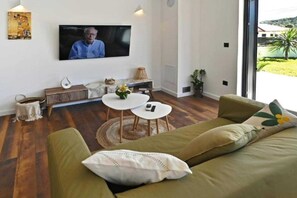 Smart TV - Luxury Slatine Apartments with Terrace and Garden - Two Bedroom Apartment with Terrace (Slatine)
