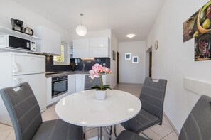 Réfrigérateur, four à micro-ondes, un four, surface de cuisson