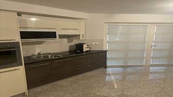 Coffee/tea maker, fridge, oven, stovetop