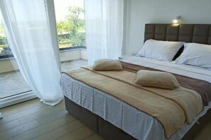 Iron/ironing board, travel crib, free WiFi
