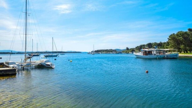 A marina with boats docked, calm water, and a clear sky. - Villa Sunrise with Outdoor Pool - 4 Bedroom & Pool (Šibenik)