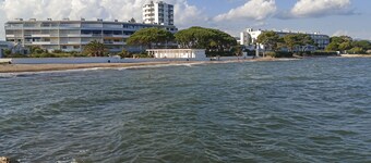 Sea view apartment with direct beach access