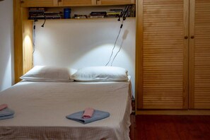 2 bedrooms, iron/ironing board, travel cot, free WiFi