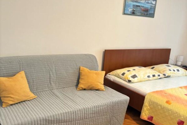 1 habitación, tabla de planchar con plancha y acceso a internet 