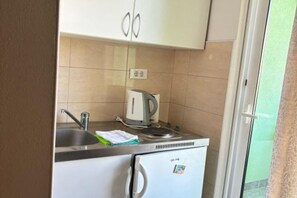 Refrigerador, microondas, placa de cocina, tostadora