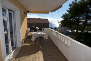 Outdoor dining - Beachfront Apartments Plaža - Two Bedroom Apartment A2 (Ivan Dolac)