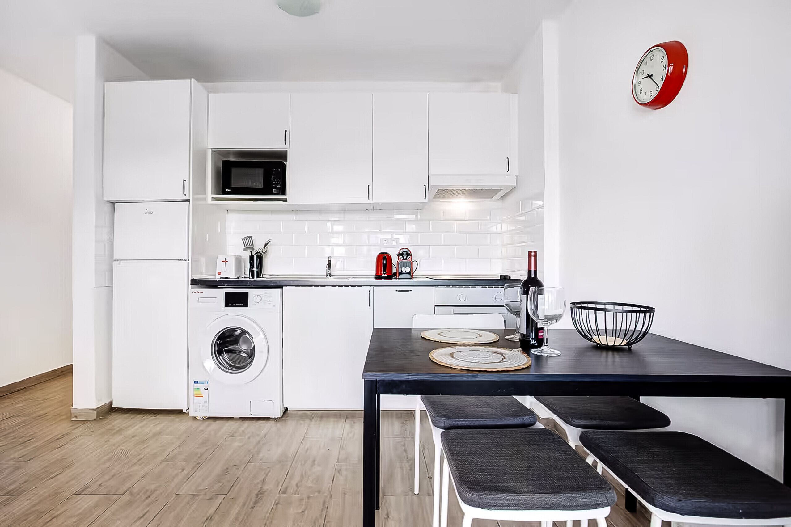 Refrigerador, microondas, horno y parrilla de estufa 