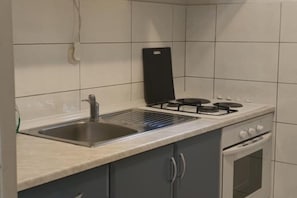 Refrigerador, microondas, placa de cocina, tostadora