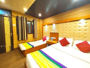 Tremannsrom – deluxe, utsikt mot innsjø | Safe på rommet, skrivebord, lydisolert og wi-fi (inkludert)