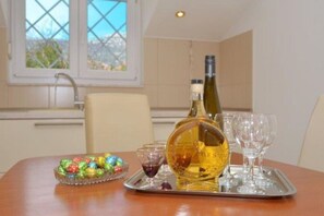 Dining - Bright Kaštela Apartment with Balcony and Private Parking - Two Bedroom Apartment (Kastel Stari)