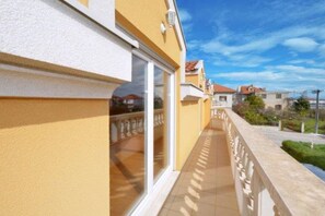 Property grounds - Bright Kaštela Apartment with Balcony and Private Parking - Two Bedroom Apartment (Kastel Stari)