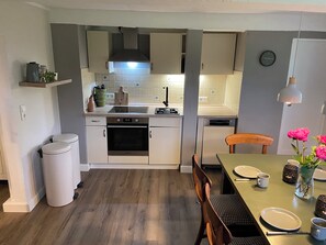 Kühlschrank, Ofen, Herdplatte, Geschirrspüler