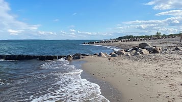 Na praia, espreguiçadeiras