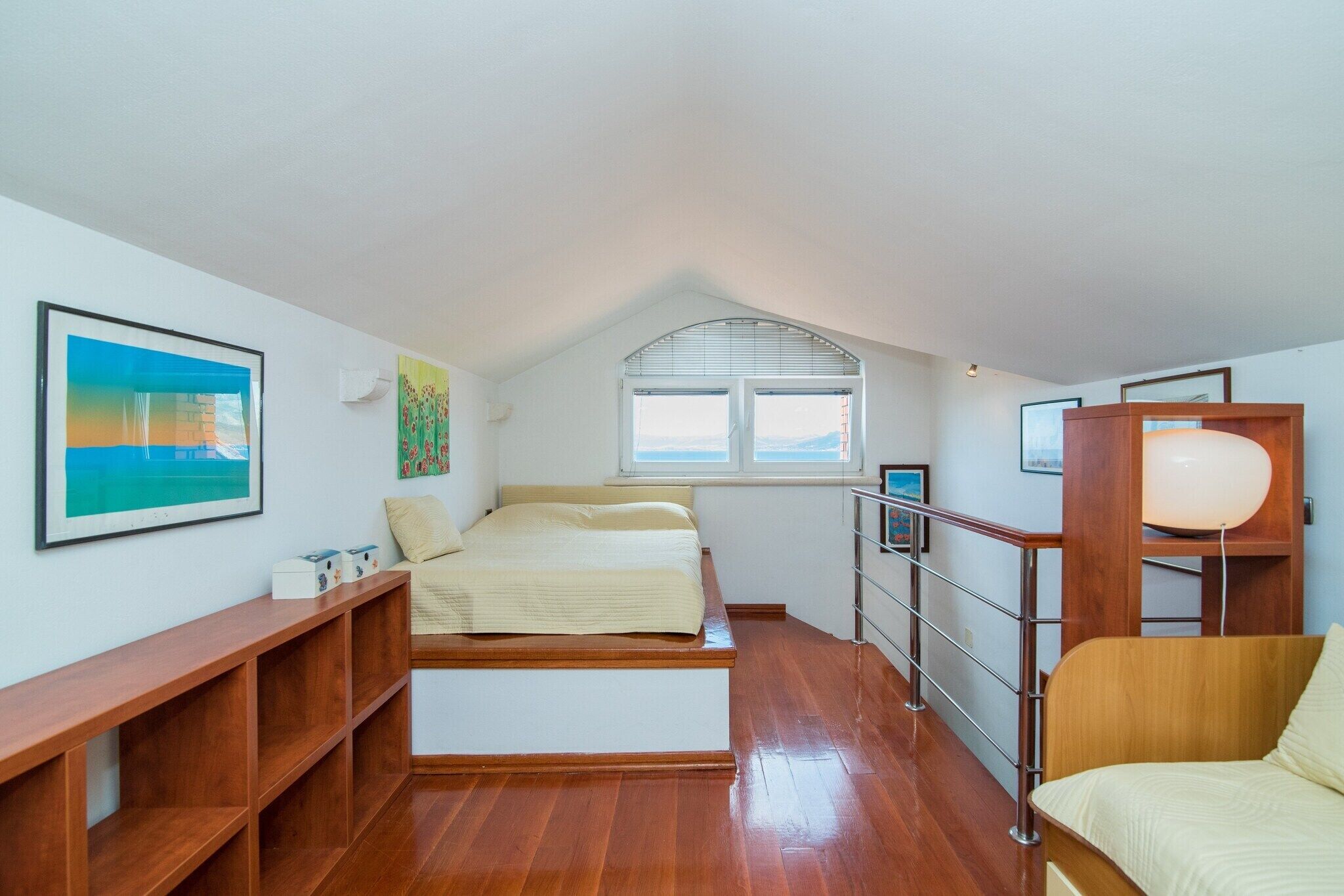 Iron/ironing board, travel cot, free WiFi