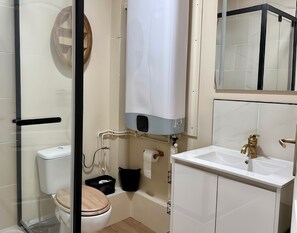 Douche, sèche-cheveux, serviettes fournies, savon