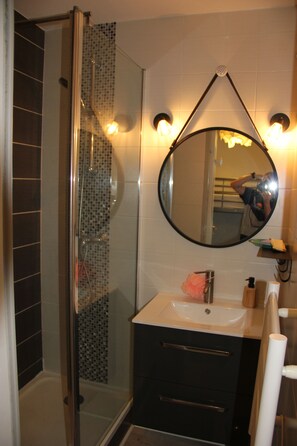 Douche, sèche-cheveux, serviettes fournies, savon