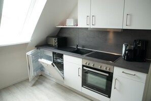 Fridge, microwave, oven, stovetop - Huus int Hook, Apartment 1 (Norderney)