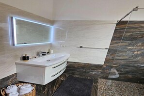 Shower, hair dryer - Holiday Home Sunrise - Three Bedroom Holiday Home (Omis)