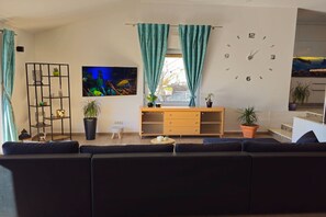 Smart TV - Holiday Home Sunrise - Three Bedroom Holiday Home (Omis)