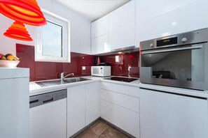 Fridge, oven, stovetop, dishwasher