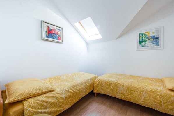 Iron/ironing board, travel crib, free WiFi