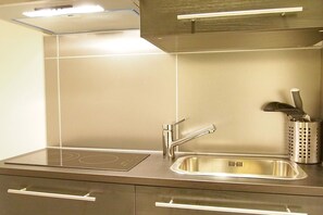 Refrigerador, parrilla de estufa, tetera eléctrica y comedor 