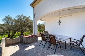 Outdoor dining - Two Bedroom Apartment with Terrace (Ugljan)