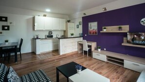 Een modern appartement met keuken, eetgedeelte en woonkamer.