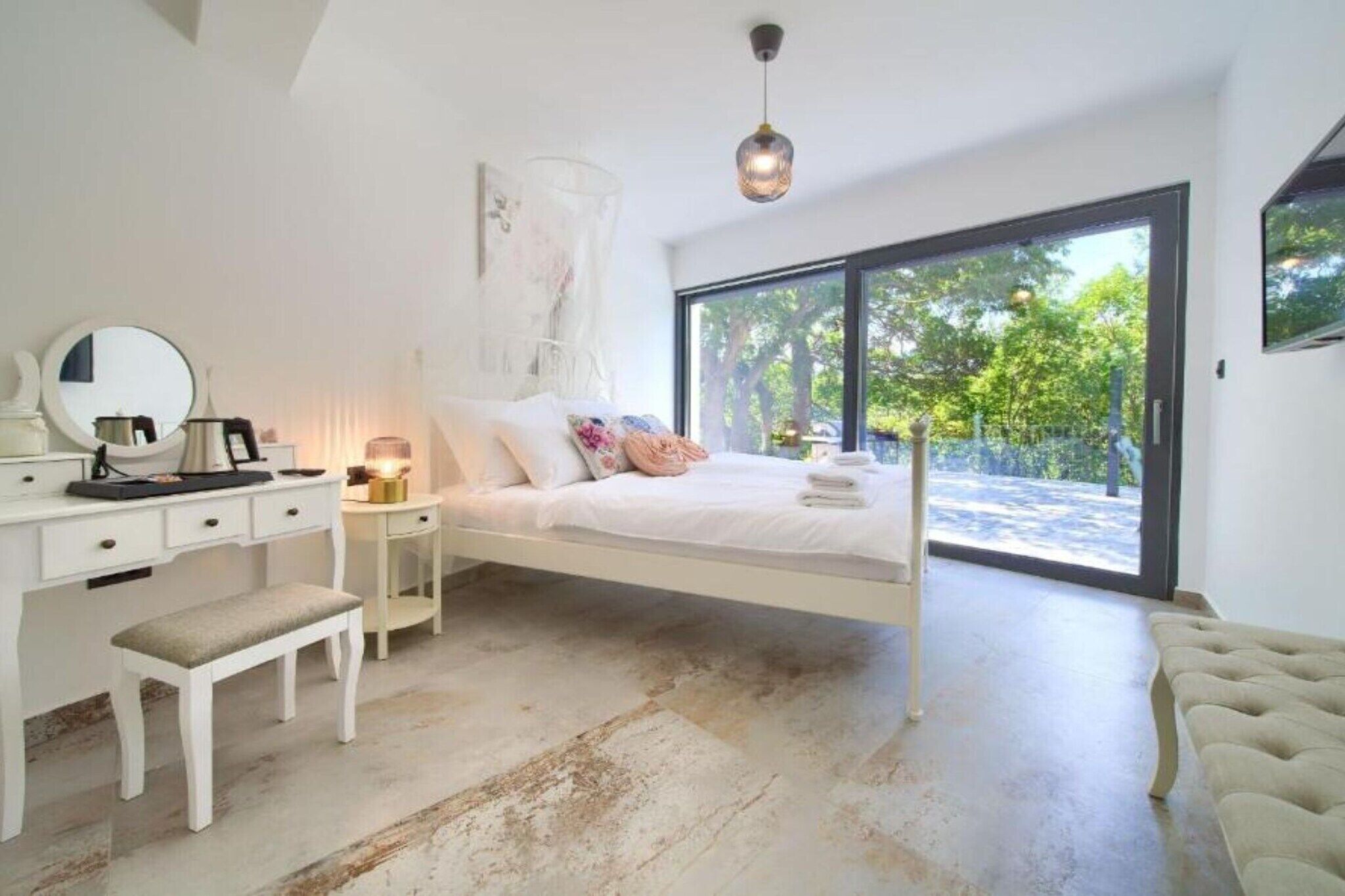 4 bedrooms, iron/ironing board, WiFi (free)