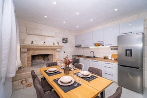 ثلاجة، فرن، موقد طهي مسطح، غسالة أطباق