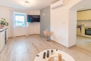 Réfrigérateur, four à micro-ondes, un four, surface de cuisson