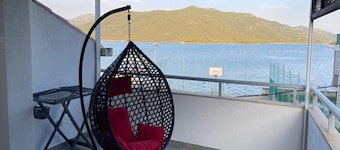 Four Bedroom Holiday Home with Sea View