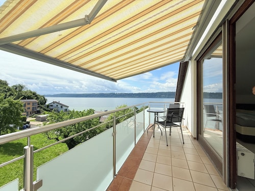 Gemütliches Ferienhaus am See mit herrlichem Berg- und Strandblick