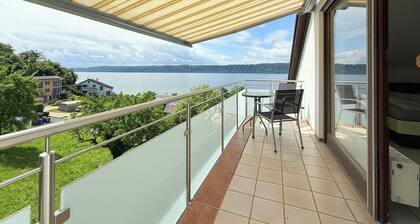 GemĂŒtliches Ferienhaus am See mit herrlichem Berg- und Strandblick