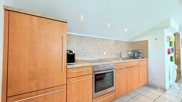 Jääkaappi, uuni, liesi, kahvin-/teenkeitin