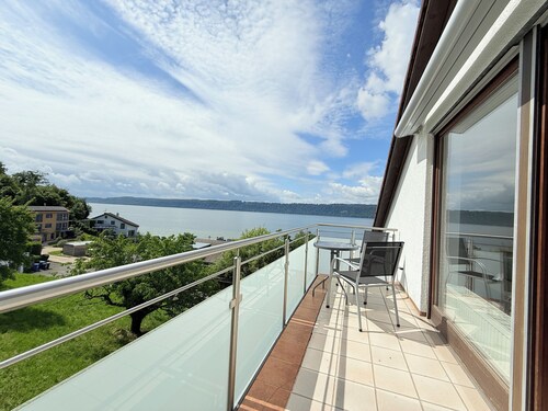 Gemütliches Ferienhaus am See mit herrlichem Berg- und Strandblick