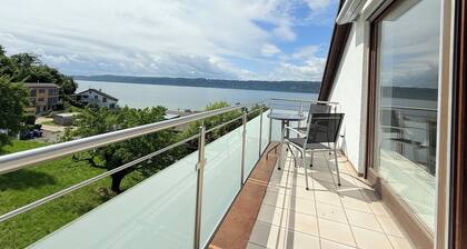GemĂŒtliches Ferienhaus am See mit herrlichem Berg- und Strandblick