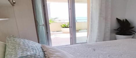 2 habitaciones, tabla de planchar con plancha y cuna de viaje