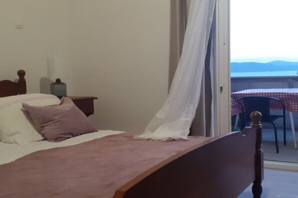 Iron/ironing board, free WiFi