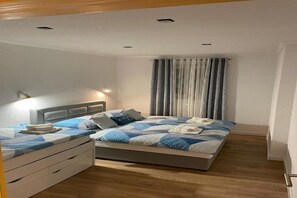 1 habitación, tabla de planchar con plancha y cuna de viaje 