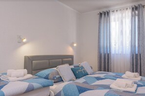 Iron/ironing board, travel cot, free WiFi