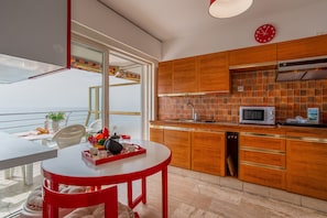 Fridge, microwave, oven, stovetop - LE CHANTILLY AP4464 by RIVIERA HOLIDAY HOMES (Cagnes-sur-Mer)