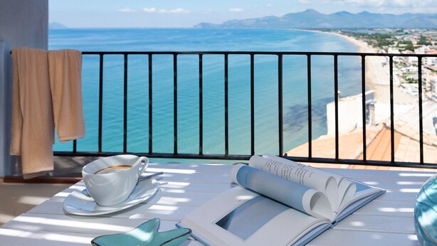 A balcony with a view of the sea, a cup of coffee, and a book. - Casa Dafne Sperlongaresort (Sperlonga)