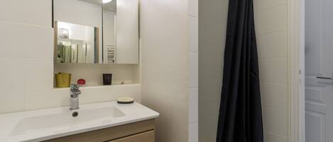 Shower, hair dryer, towels